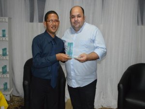 D.Marcos e Pe.Leandro recebem troféu B1 2016