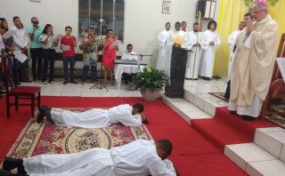 DOIS NOVOS DIÁCONOS, FUTUROS DOIS NOVOS PADRES PARA NOSSA IGREJA