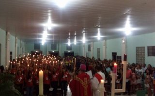 Dom Marcos celebra Crisma na Paróquia Menino Jesus de Praga