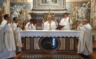 DOM MARCOS TAVONI ENCERRA VIAGEM À ROMA CELEBRANDO EM ORVIETO