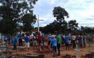 COMUNIDADE DE SANTA FILOMENA ERGUEU NOVO CRUZEIRO NO CEMITÉRIO DA CIDADE