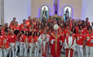 CORRENTE RECEBE AS PRIMEIRAS CRISMAS DE 2023 - Diocese de Bom Jesus do Gurguéia