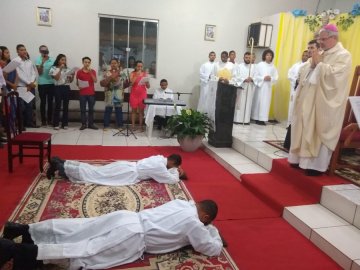 DOIS NOVOS DIÁCONOS, FUTUROS DOIS NOVOS PADRES PARA NOSSA IGREJA