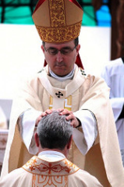 D.Sergio da Rocha, impondo as maos sobre D.Marcos no dia da Ord. Episcopal