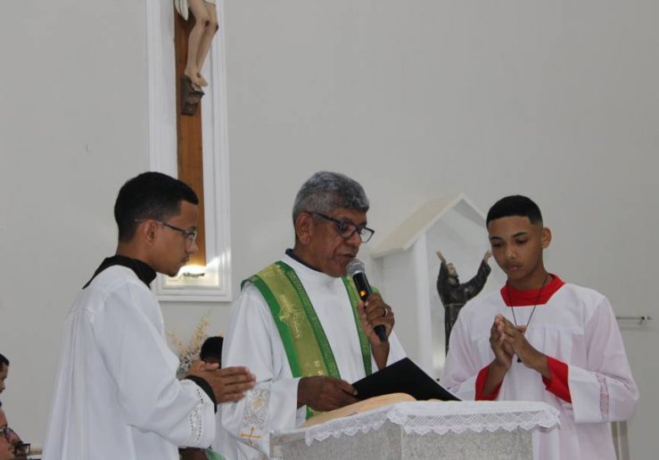 Pe. Izaias Pereira da Silva toma posse como pároco da Paróquia São Francisco de Assis, em Santa Luz-PI