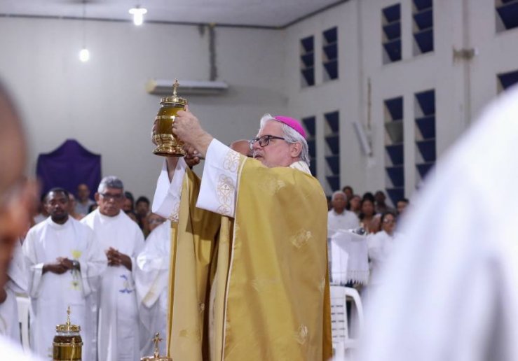 MISSA DO SANTO CRISMA REÚNE CLERO E FIÉIS EM FORTE EXPRESSÃO DE UNIDADE NA CATEDRAL DE NOSSA SENHORA DAS MERCÊS